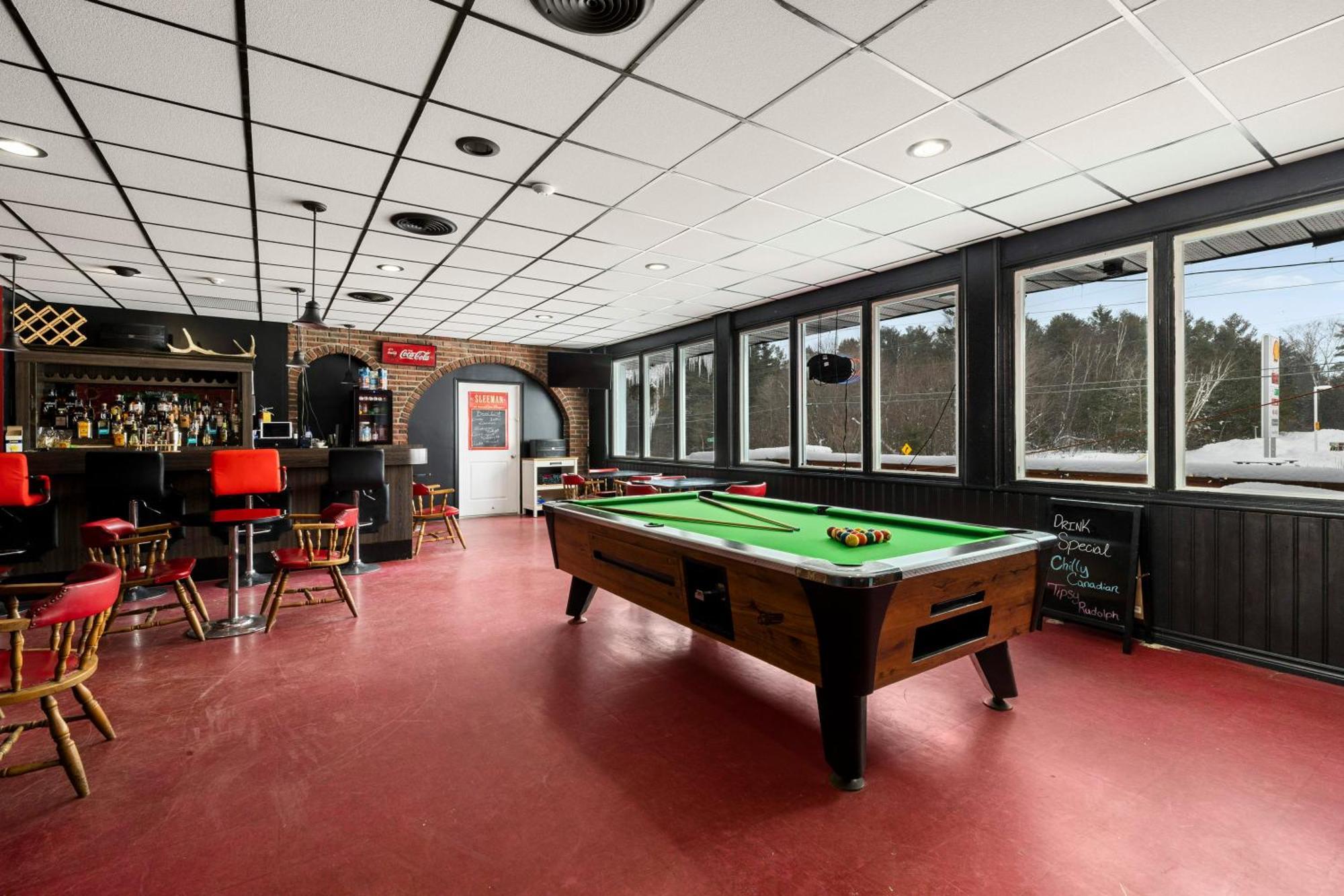 Lakeside Inn Cloyne ภายนอก รูปภาพ