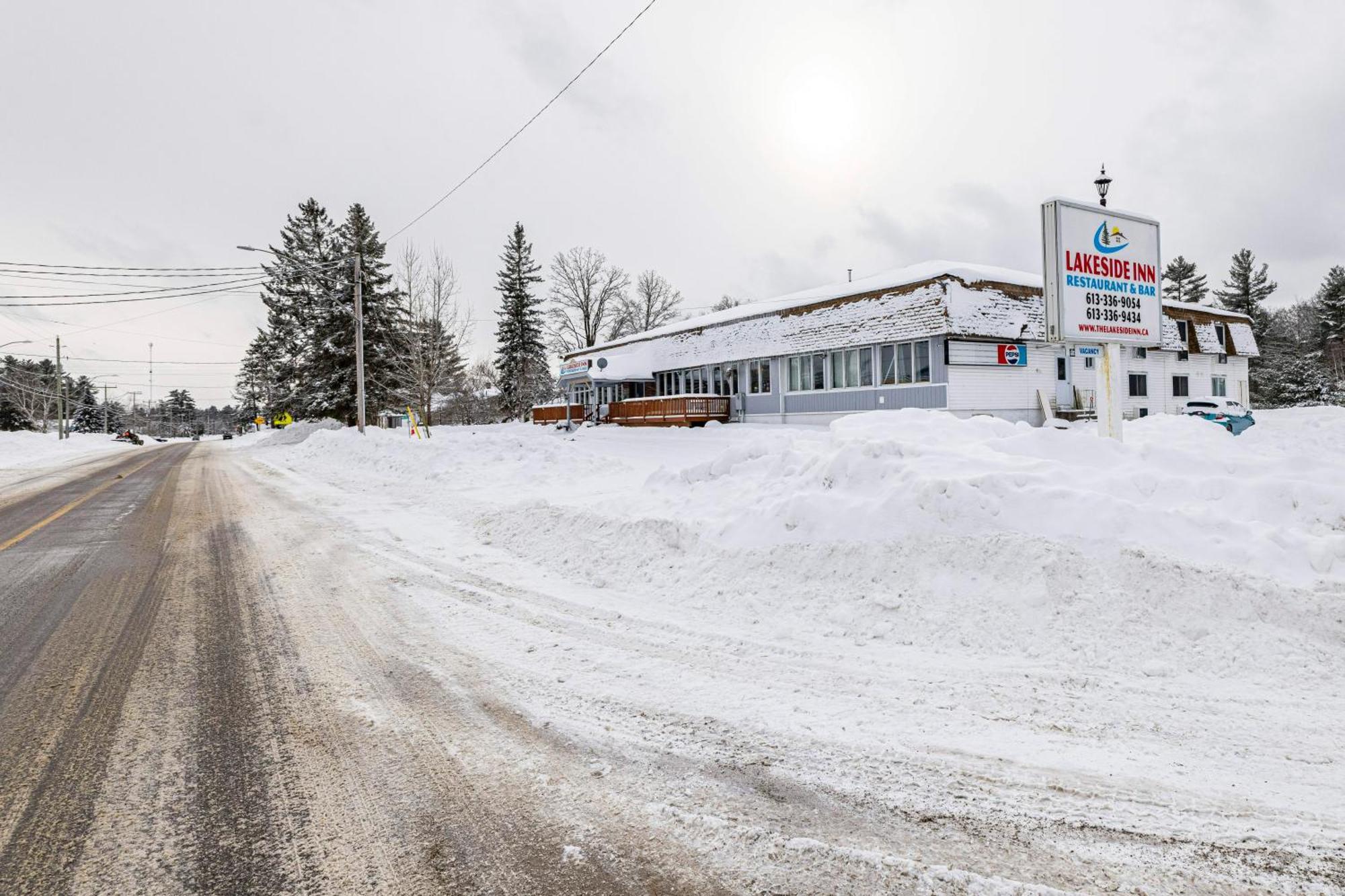 Lakeside Inn Cloyne ภายนอก รูปภาพ