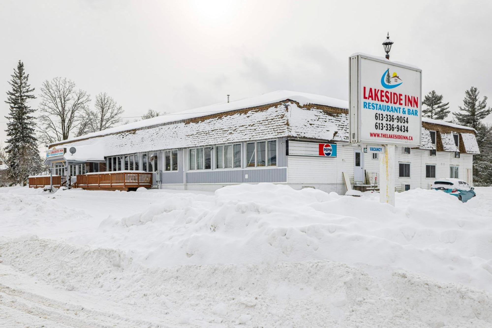 Lakeside Inn Cloyne ภายนอก รูปภาพ