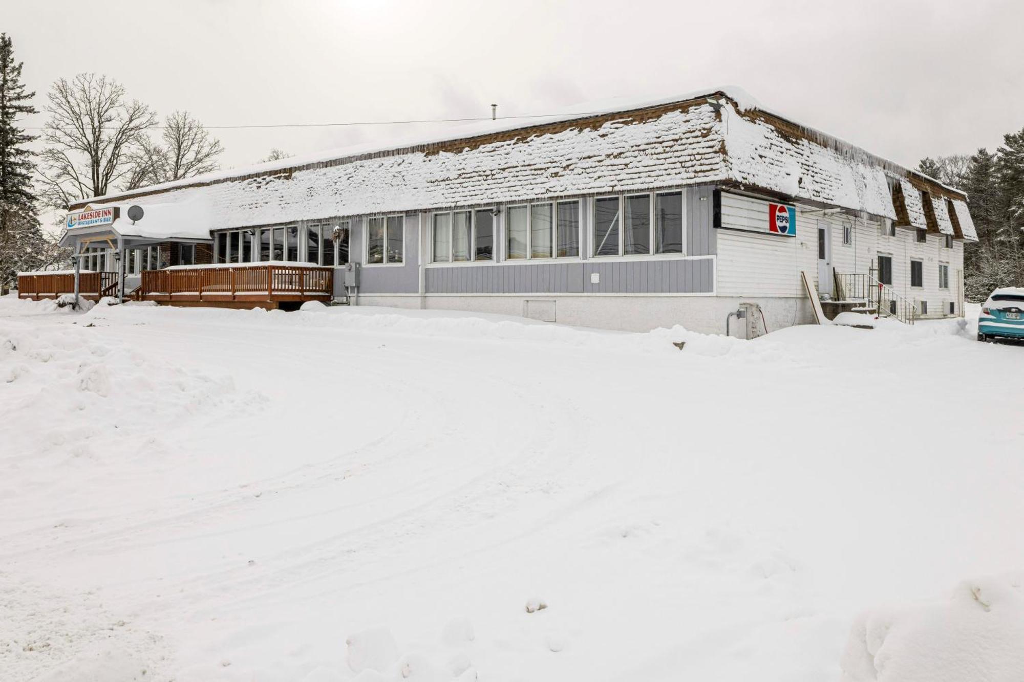 Lakeside Inn Cloyne ภายนอก รูปภาพ